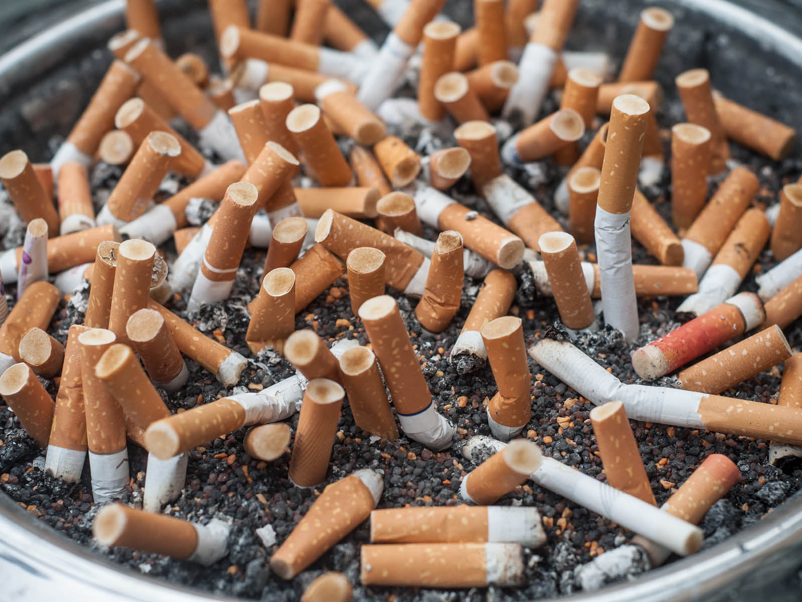 fumée de cigarette Gros plan d'une fumée de cigarette avec montrant à fond blanc Photo Stock